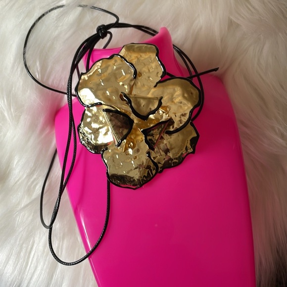 Elegant Gold Floral Choker Necklace - Picture 13 of 14